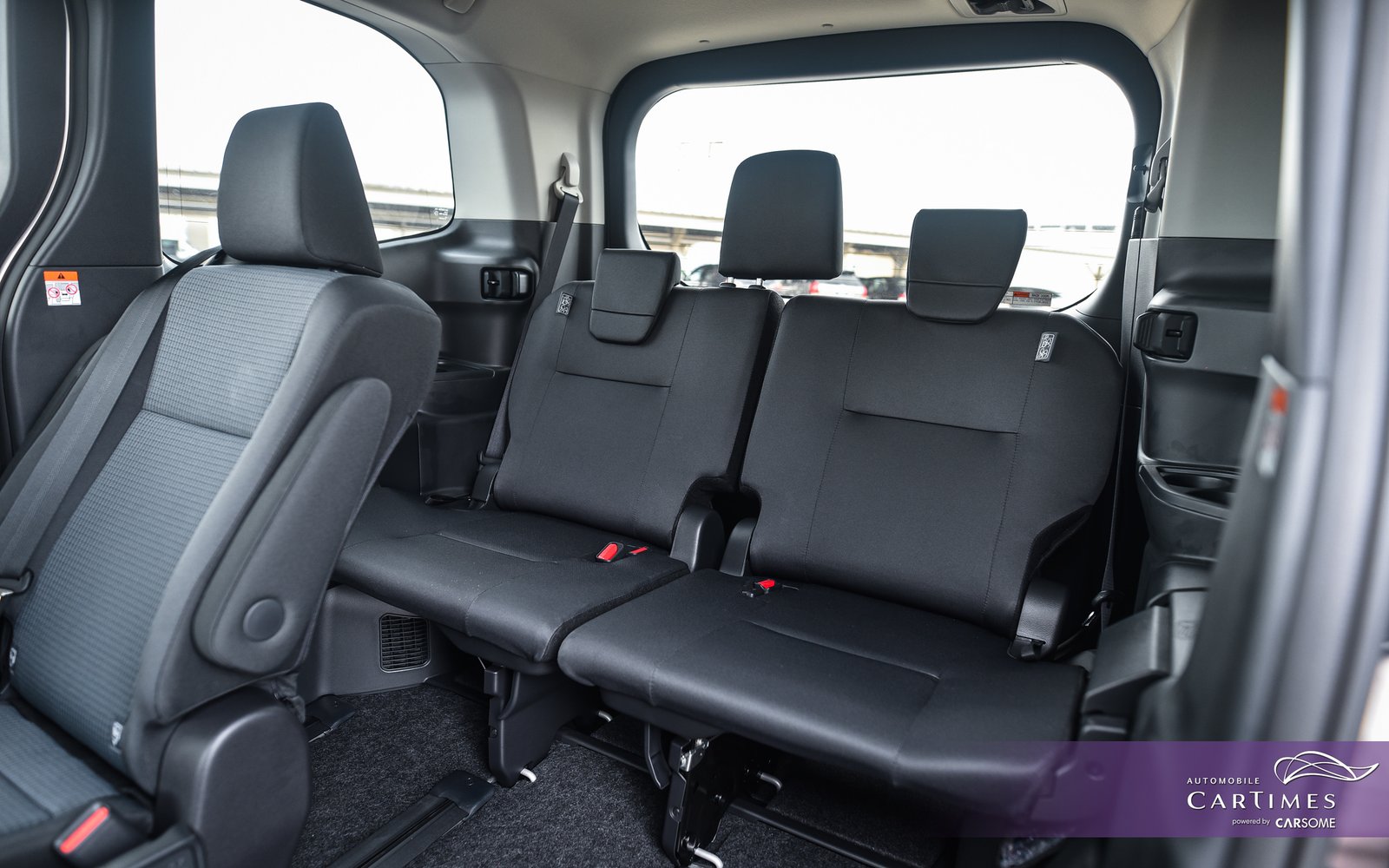 Toyota Noah Hybrid photo 10